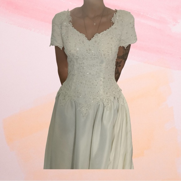 Beautiful Satin & Lace Soft White Wedding Dress with Catherdral Train Size 12 - Picture 5 of 11